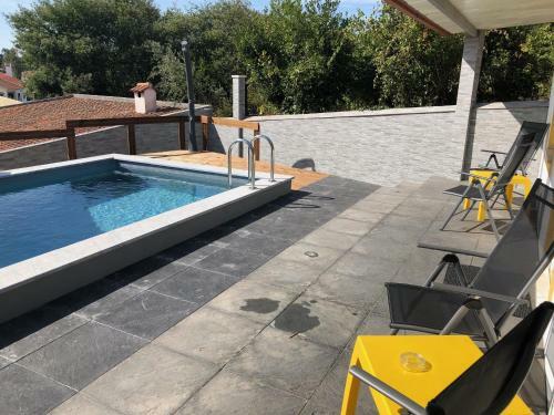 Sun House - Near Sintra - Triple Rooms - Kitchen - Pool