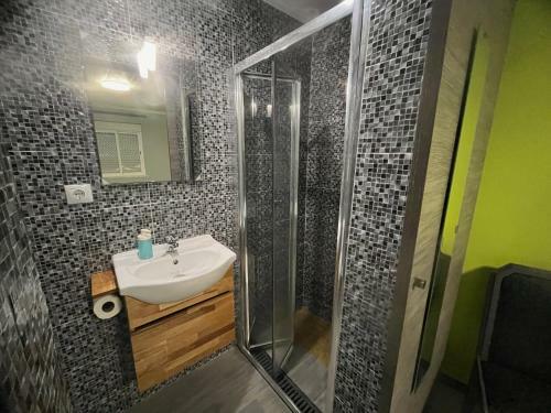 Sun House - Near Sintra - Triple Rooms - Kitchen - Pool