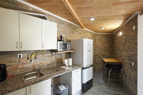 Sun House - Near Sintra - Triple Rooms - Kitchen - Pool