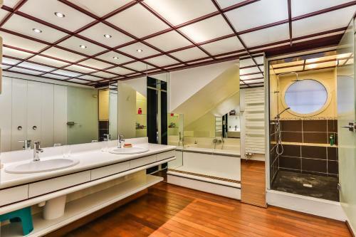 Splendide Maison De 330m Avec Piscine Interieure