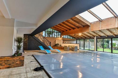 Splendide Maison De 330m Avec Piscine Interieure