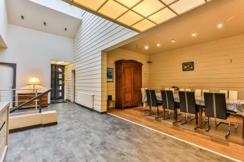 Splendide Maison De 330m Avec Piscine Interieure