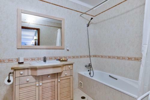 2 Bedroom Apartment With Pool In Vila Marachique, Alvor
