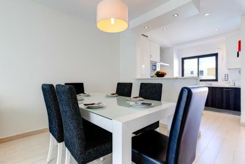 Two Bedroom Apartment In Albur Village 2q