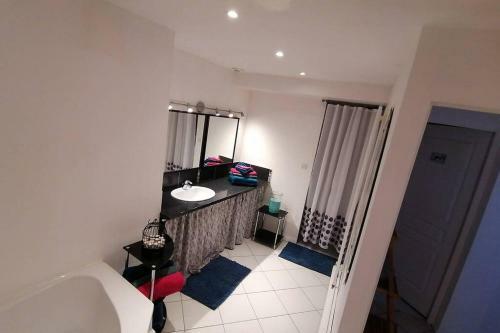 Maison Chaleureuse Et de D�tente Avec Piscine Et Spa