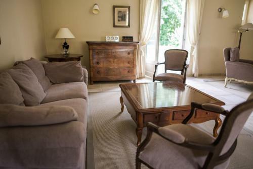G�te Situ� Dans Une Ancienne D�pendance D'un Ch�teau � Chaudenay
