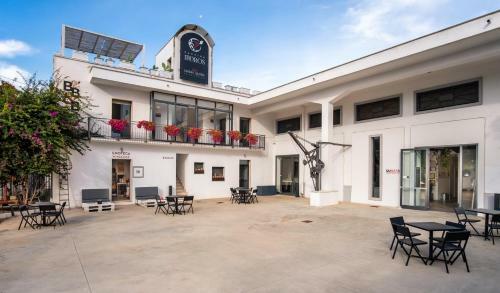 Bed & Breakfast & Bottle Moros