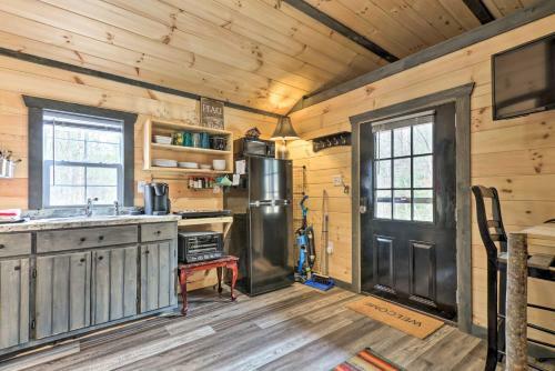 Charming Tiny Cabin With Fire Pit And Mtn Views!