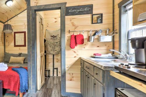 Charming Tiny Cabin With Fire Pit And Mtn Views!