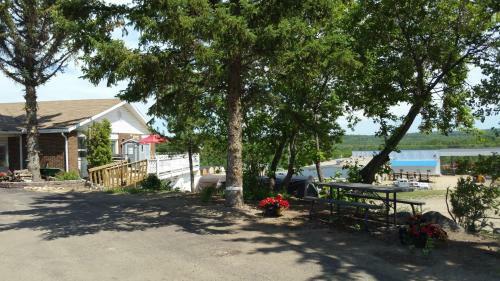 Athabasca Lodge Motel
