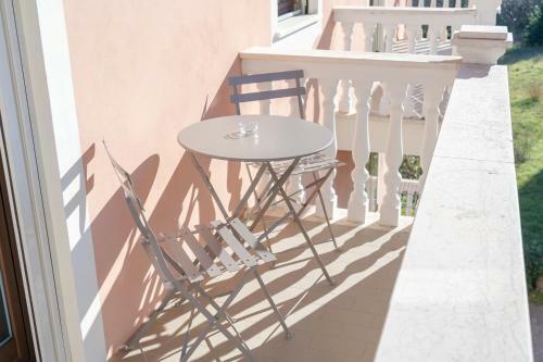 Camera Doppia In The White Apartment