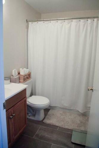 2bed/1.5bath Sunny Rowhome, 1 Mile To Inner Harbor