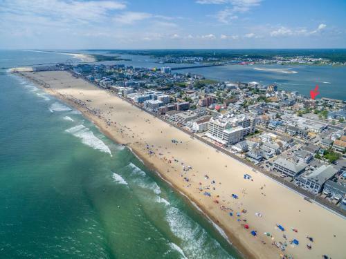 Sunset Getaway B - Large Townhouse Short Walk From Boardwalk And Beach
