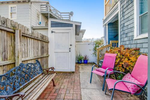 The Shore Cottage & Porch Life