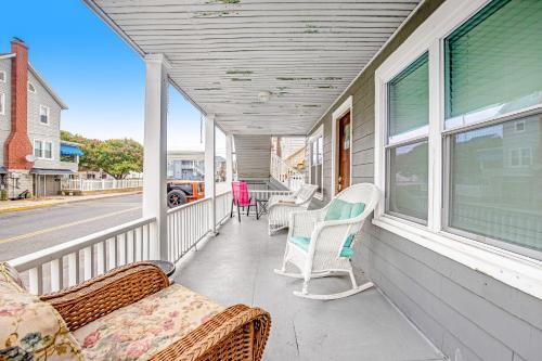 The Shore Cottage & Porch Life