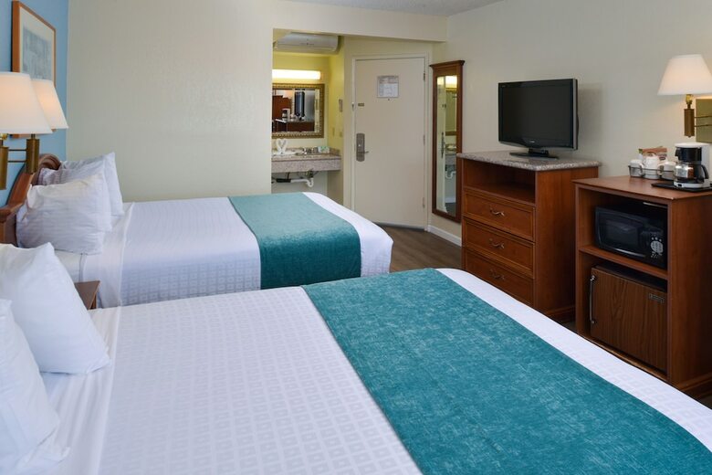 Hotel Edgewater Inn And Suites