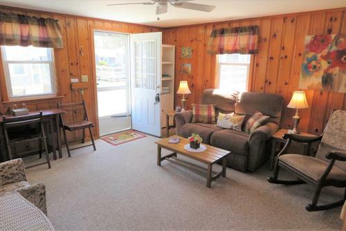 2 Minute Walk To Beach, Cape Cod Escape