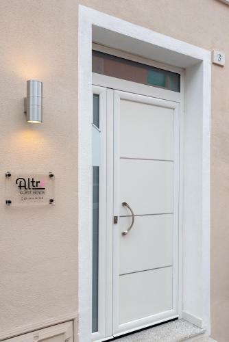 Hostal Altr� Guest House