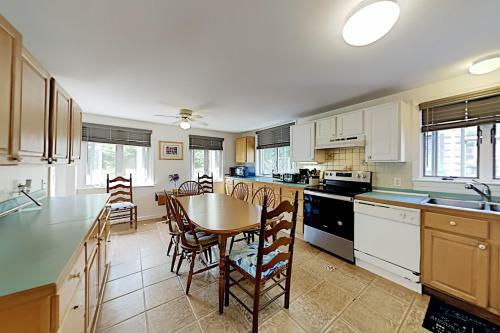 Oak Leaf Cape Cottage