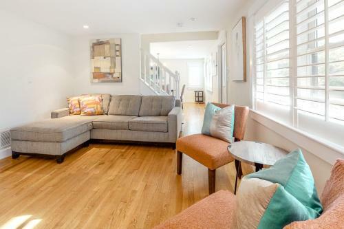 Chic Spacious Home Half A Mile From Commercial Street
