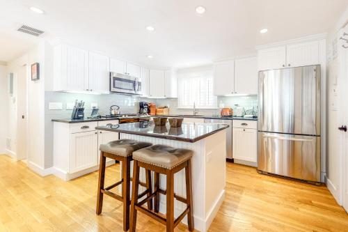 Chic Spacious Home Half A Mile From Commercial Street
