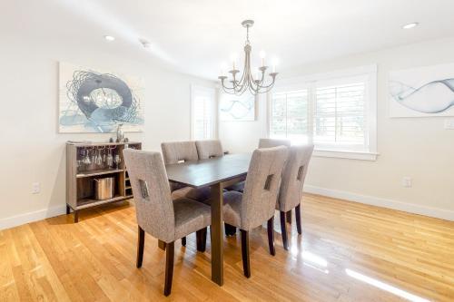 Chic Spacious Home Half A Mile From Commercial Street