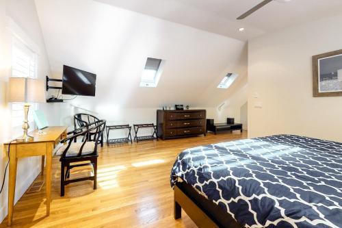 Chic Spacious Home Half A Mile From Commercial Street