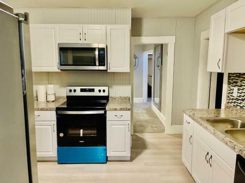 Newly Renovated 2 Floor Apartment Getaway