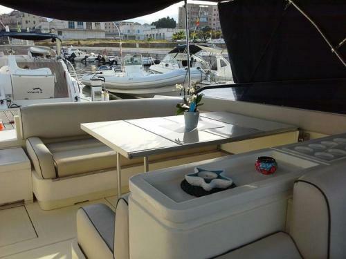 Desir� Charming House Boat
