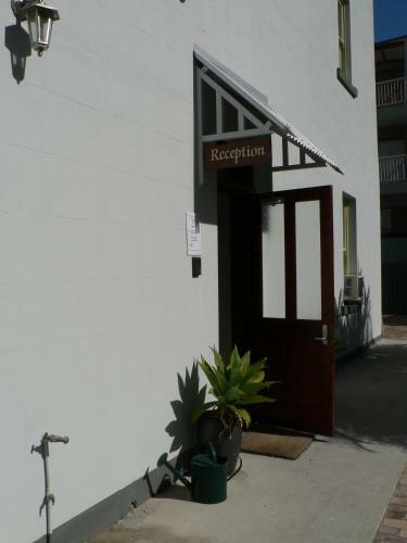 Hostal Heritage Guesthouse