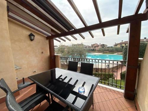 Comfortable Apartment With View On Swimming Pool