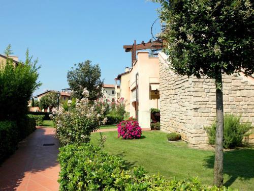 Comfortable Apartment With View On Swimming Pool