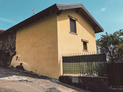Mandorlo Dell'etna, Casa Siciliana