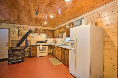 Snowmobilers Dream Lodge - 400 Private Acres!