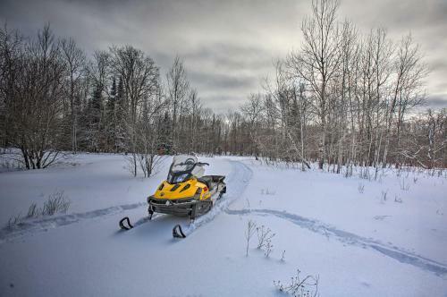 Snowmobilers Dream Lodge - 400 Private Acres!