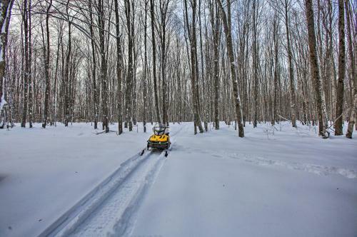 Snowmobilers Dream Lodge - 400 Private Acres!