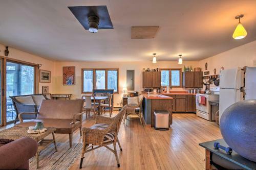 Idyllic Northport Cottage, Walk To Lakeside!