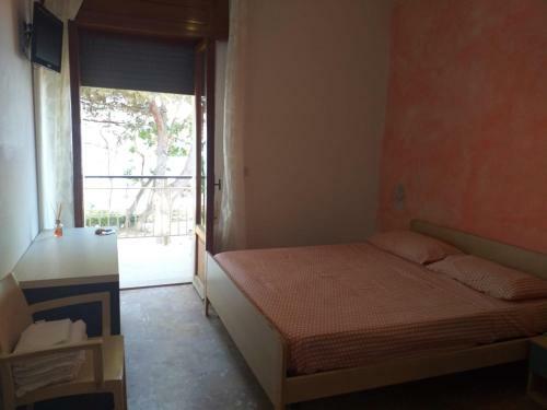 Hostal Room In Bb - Spacious Double Room A Stones Throw From The Sea