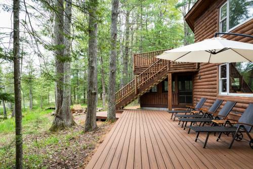 Luxe Riverfront Lodge With Kayaks Near Torch Lake!