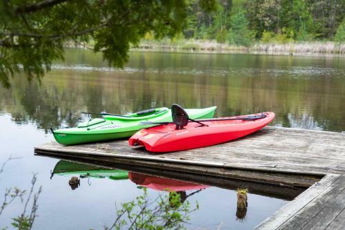 Luxe Riverfront Lodge With Kayaks Near Torch Lake!