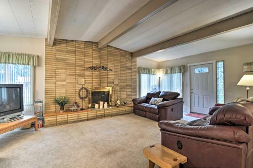 Quaint Roscommon Cabin With Deck And Fire Pit!