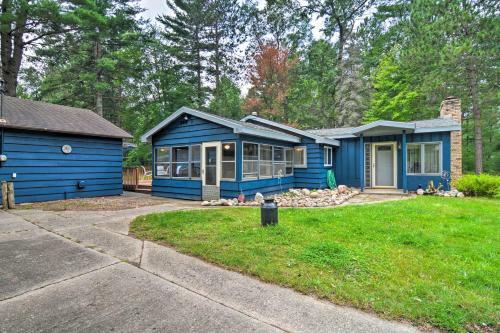 Quaint Roscommon Cabin With Deck And Fire Pit!