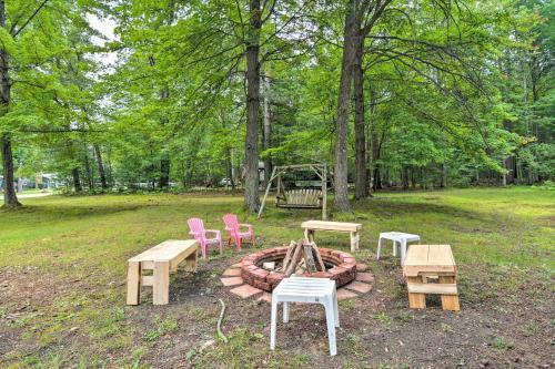 Quaint Roscommon Cabin With Deck And Fire Pit!