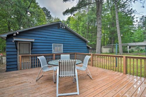 Quaint Roscommon Cabin With Deck And Fire Pit!