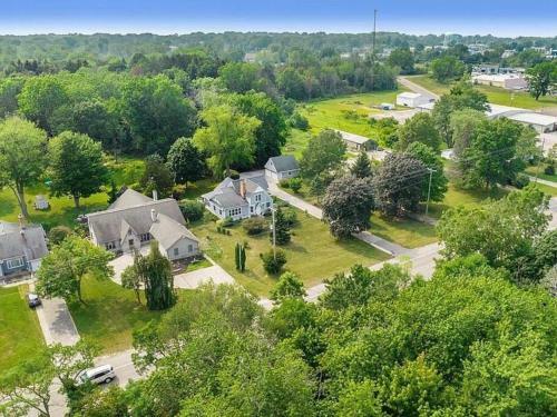 Newly Renovated Farmhouse 2 Miles From Beach!