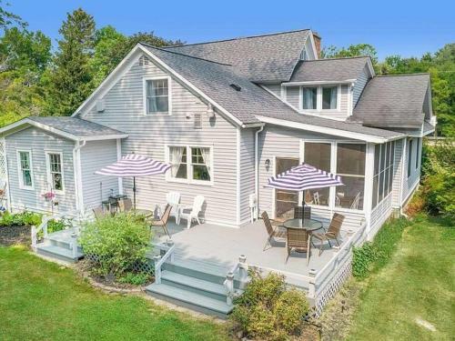 Newly Renovated Farmhouse 2 Miles From Beach!
