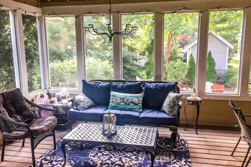 Seaglass Lakeshore Cottage