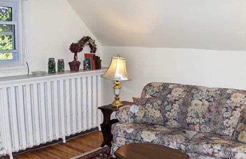 Agincourt Manor B&B Suites