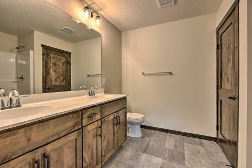 Modern Nisswa Escape With Deck Near Gull Lake!