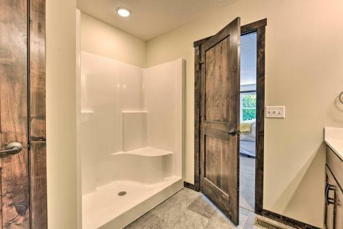 Modern Nisswa Escape With Deck Near Gull Lake!